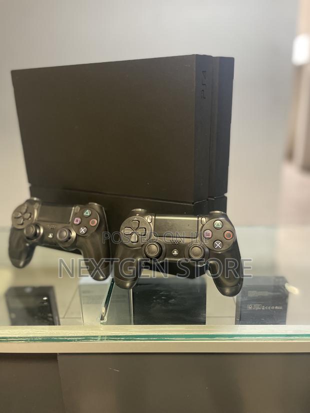 Ps4 Standard With 2 Controllers Fc 25 - main view