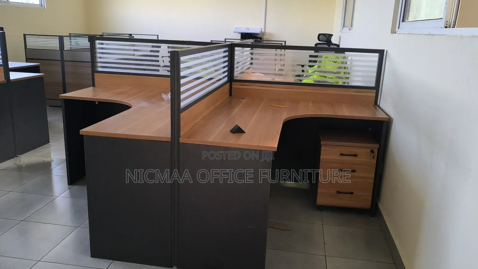 Workstation: 4-Way L-Shaped Curved Workstation