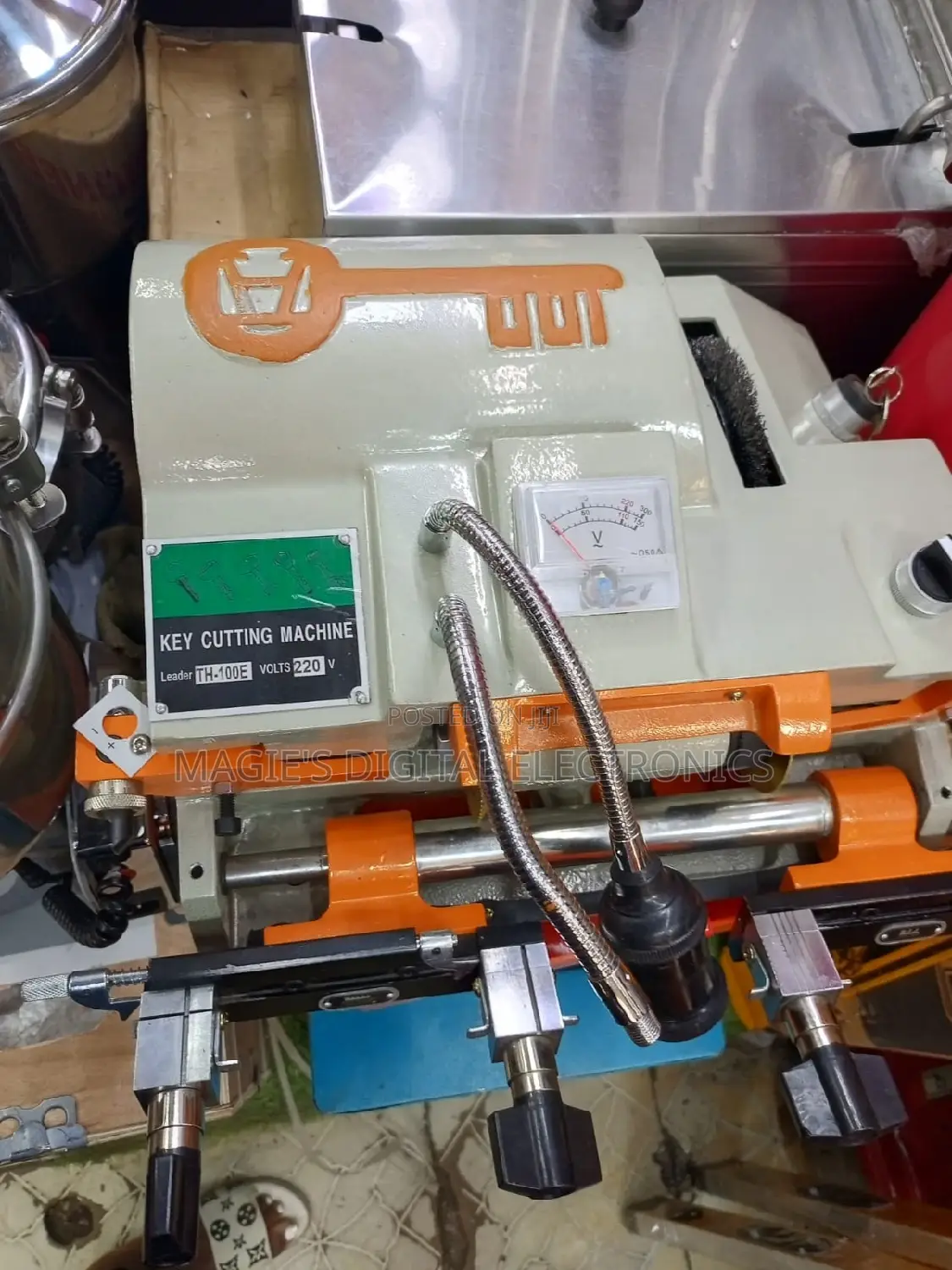 Commercial Standard Medium Key Cutting Machine