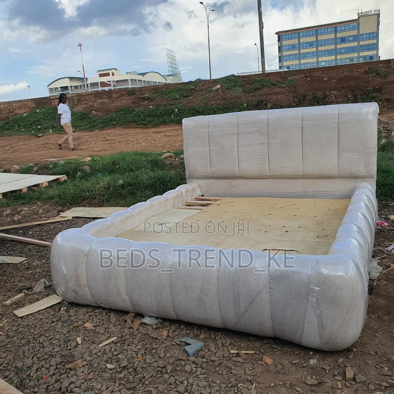 Plush 6 by 6 Ft Modern Bubble Bed