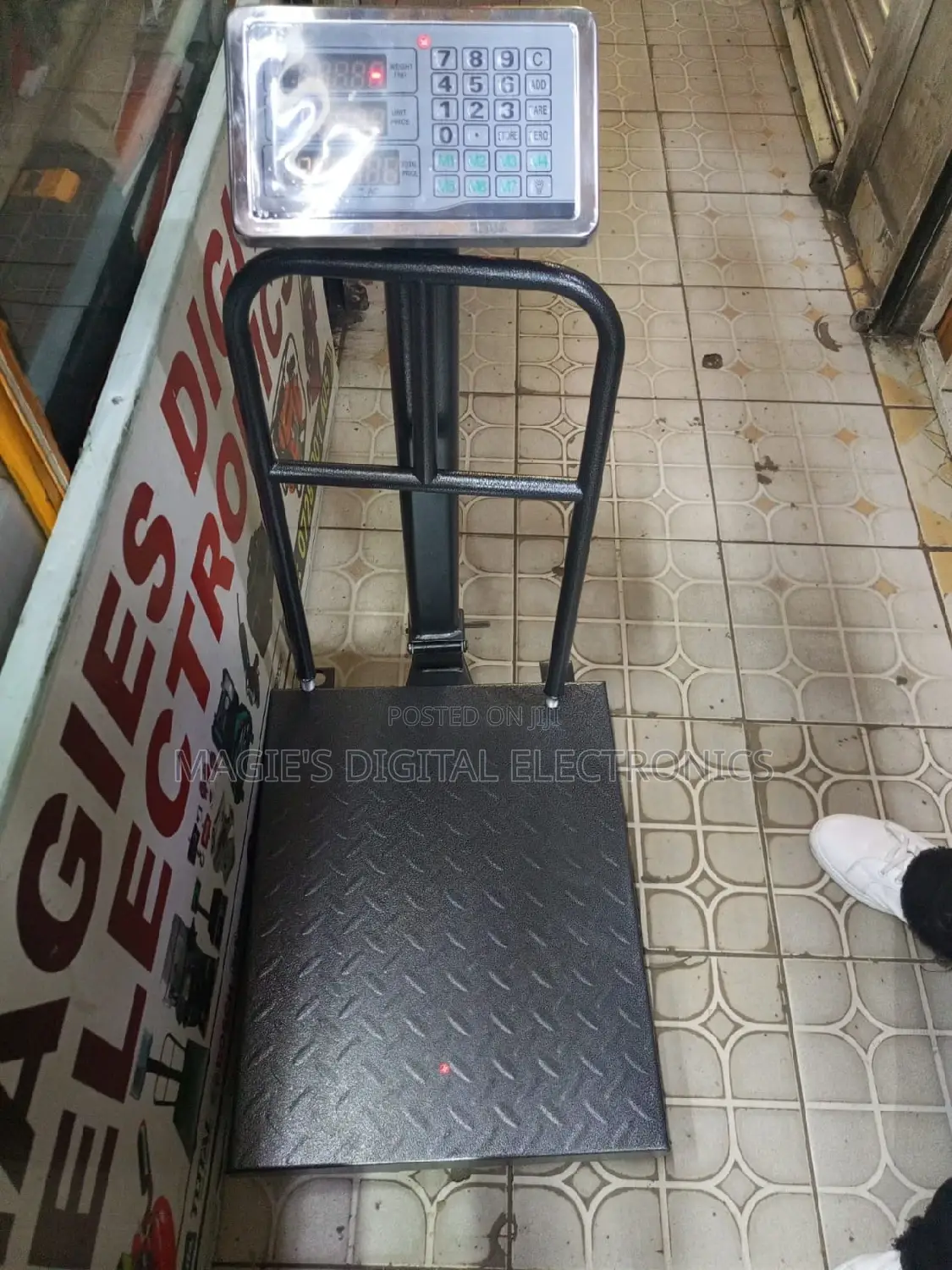 Highly Noted 300kg Weighing Scale With Guard Small Base
