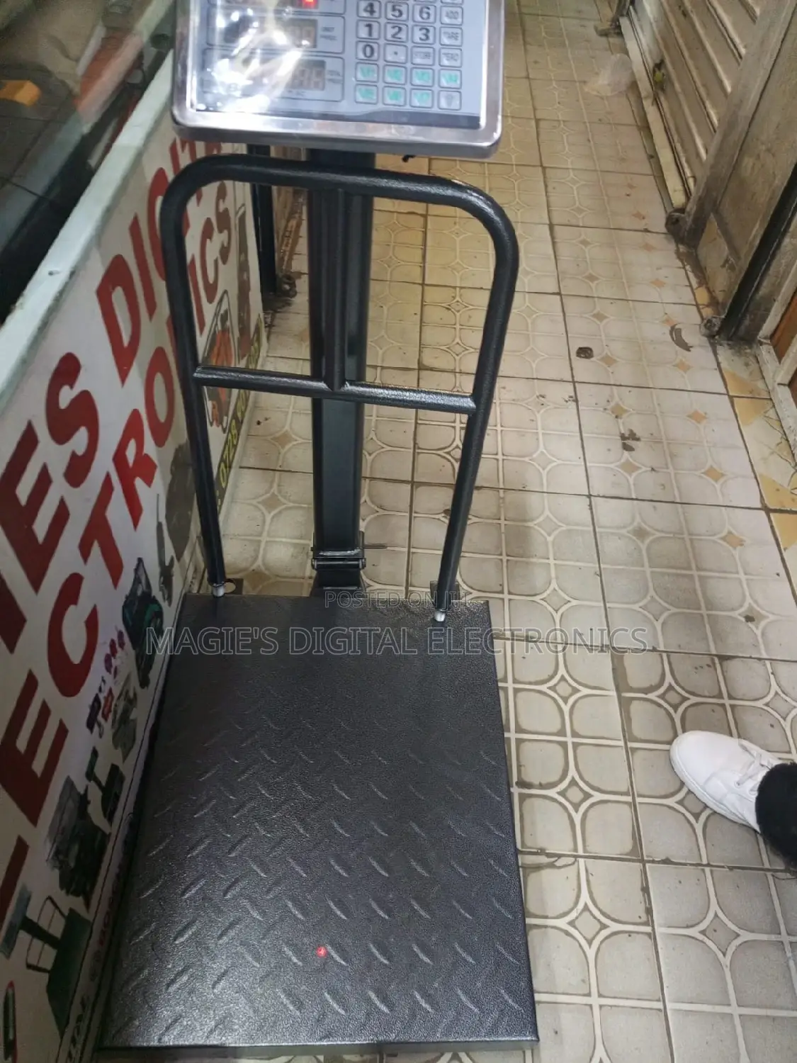 Well Performing 300kg Weighing Scale With Guard Small Base