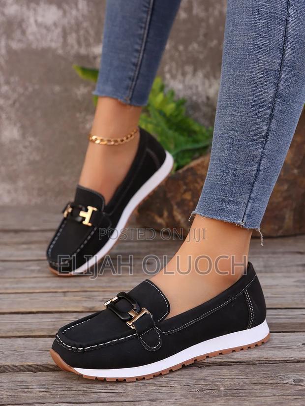 Fashionable Ladies Chain Loafers