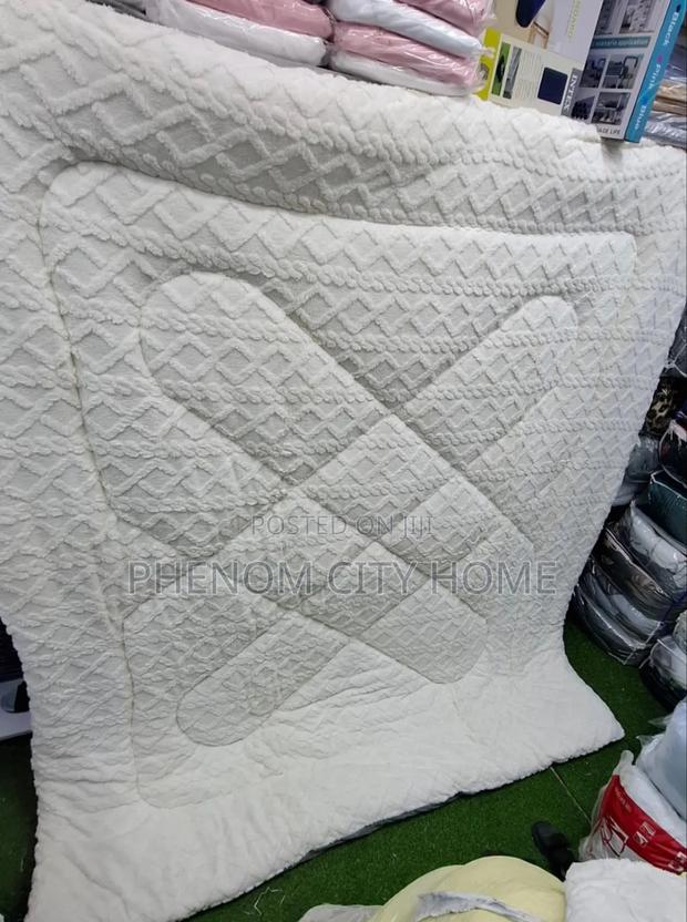 Warm Heavy Sherpa Blanket Available - thumbnail 2