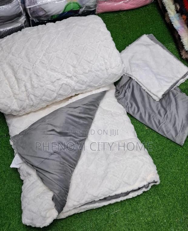 Warm Heavy Sherpa Blanket Available - thumbnail 3