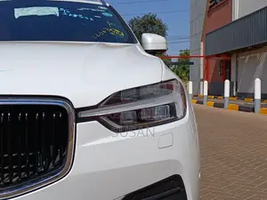 Volvo XC60 T5 Momentum AWD 2018 White