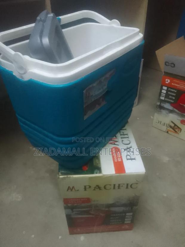 Compact Size, Maximum Chill Cooler Box 10 Litres