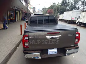 Hard Tonneau Cover
Tri-Fold Flip-Up Design