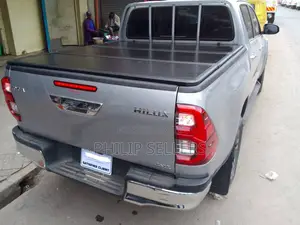 Hard Tonneau Cover
Tri-Fold Flip-Up Design