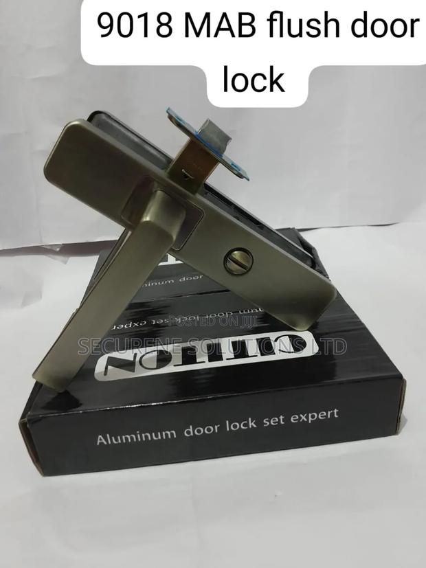 9018 White Aluminium BTH Lock White,Silver and Flush - thumbnail 2