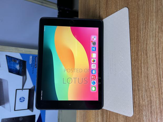 Apple iPad 9.7 32 GB Gray - thumbnail 3