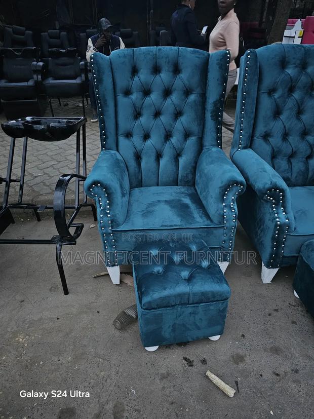 Queens Couches - thumbnail 2