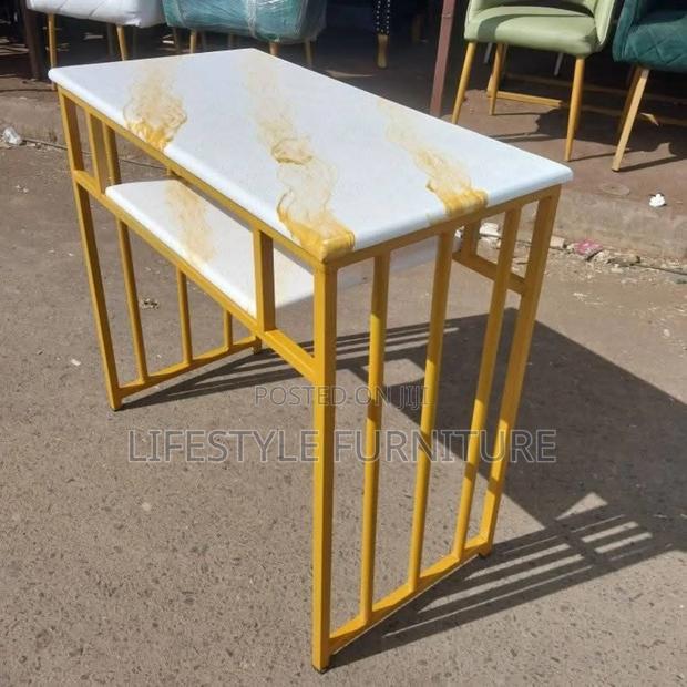 Marble Like Nail Table - main view
