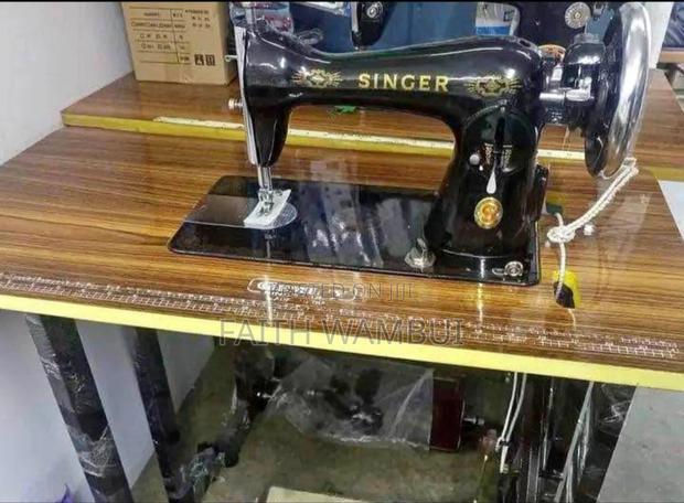 Complete Singer Sewing Machine/Sewing Machine With Table - main view