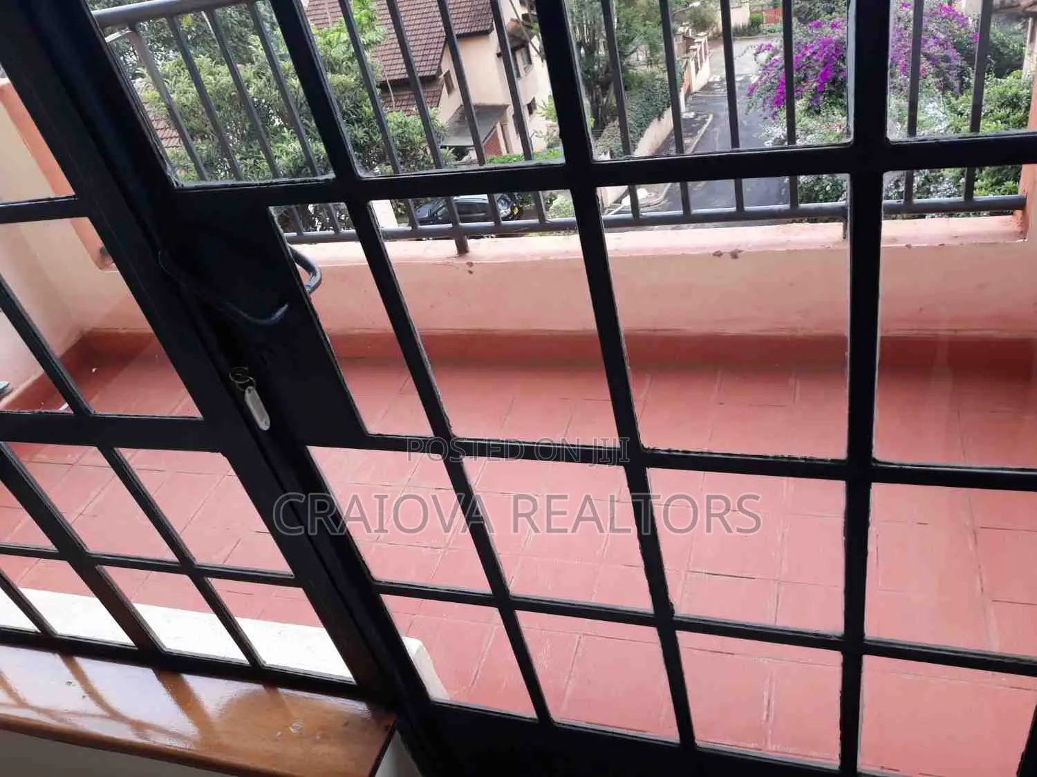 4bdrm Duplex in Lavington for sale
