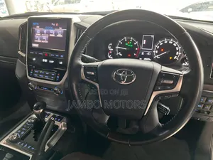 Toyota Land Cruiser 4.6 V8 ZX 2019 White