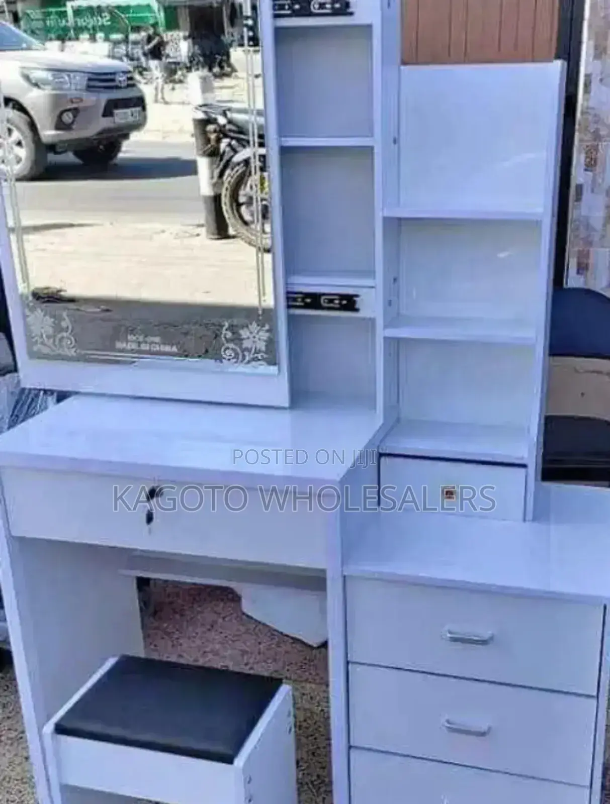 White Dressing Table With a Mirror to Left W*d-01