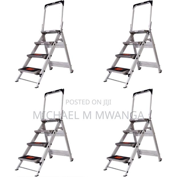 Compact 4-Step Aluminum Ladder