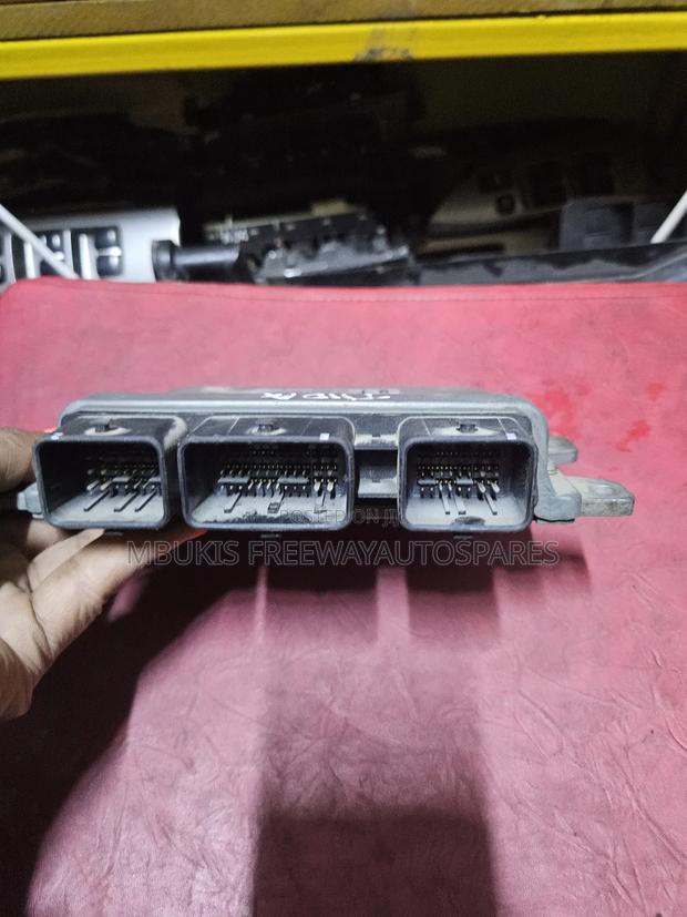 Engine Control Unit Nissan - thumbnail 2