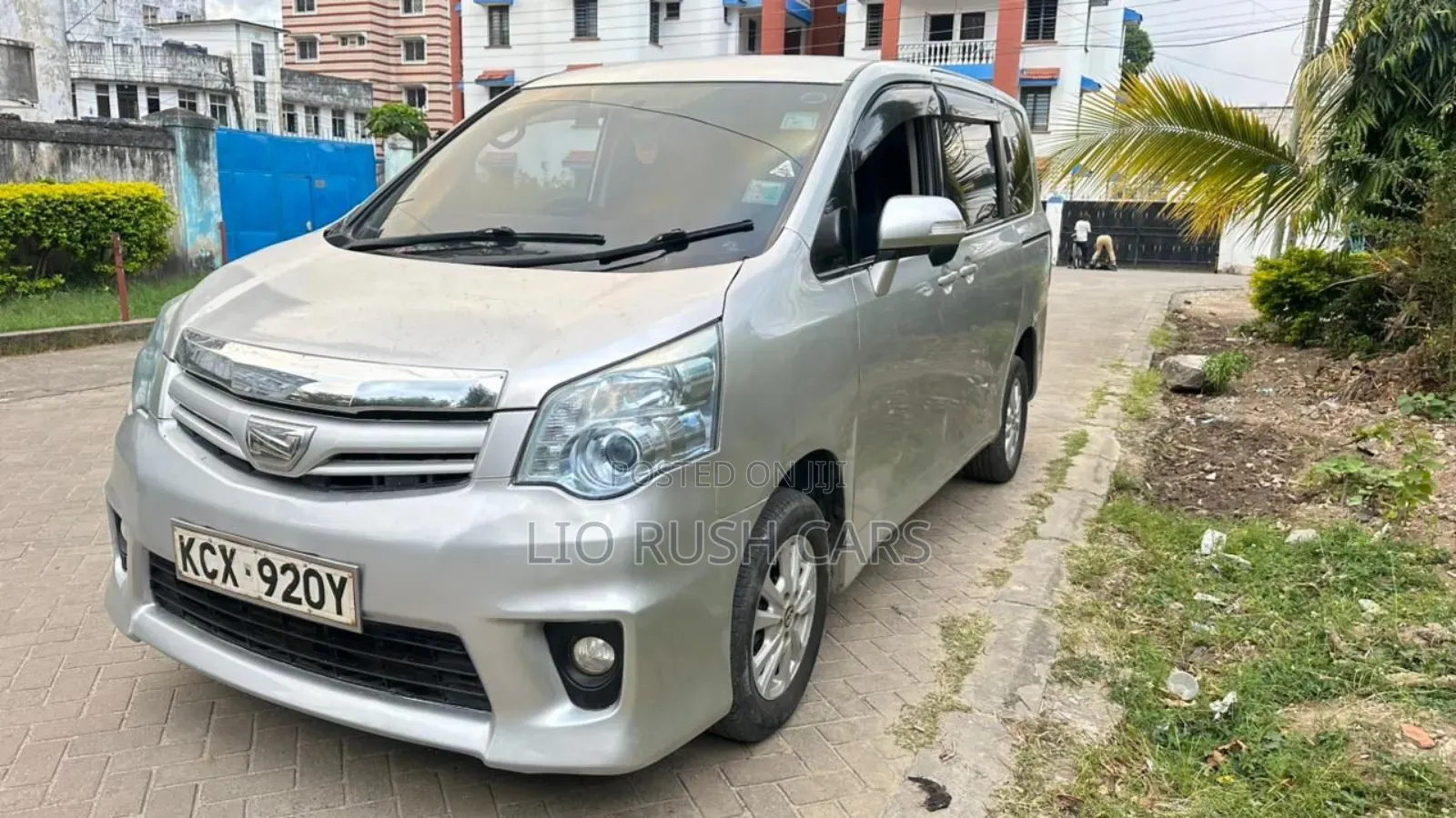 Toyota Noah 2013 Silver