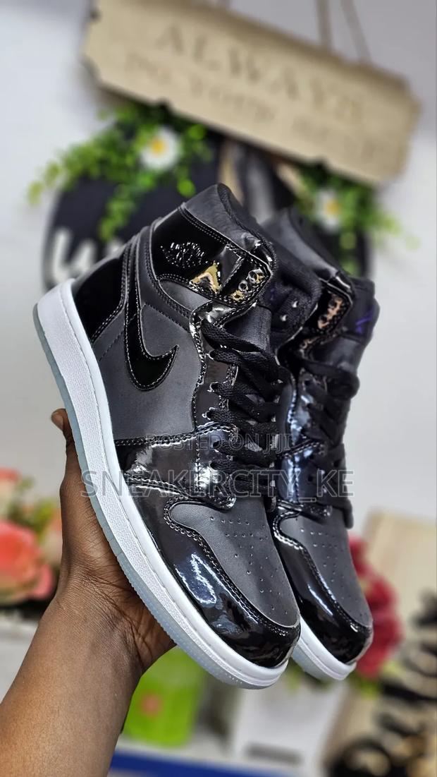 Air Jordan 1s - thumbnail 10