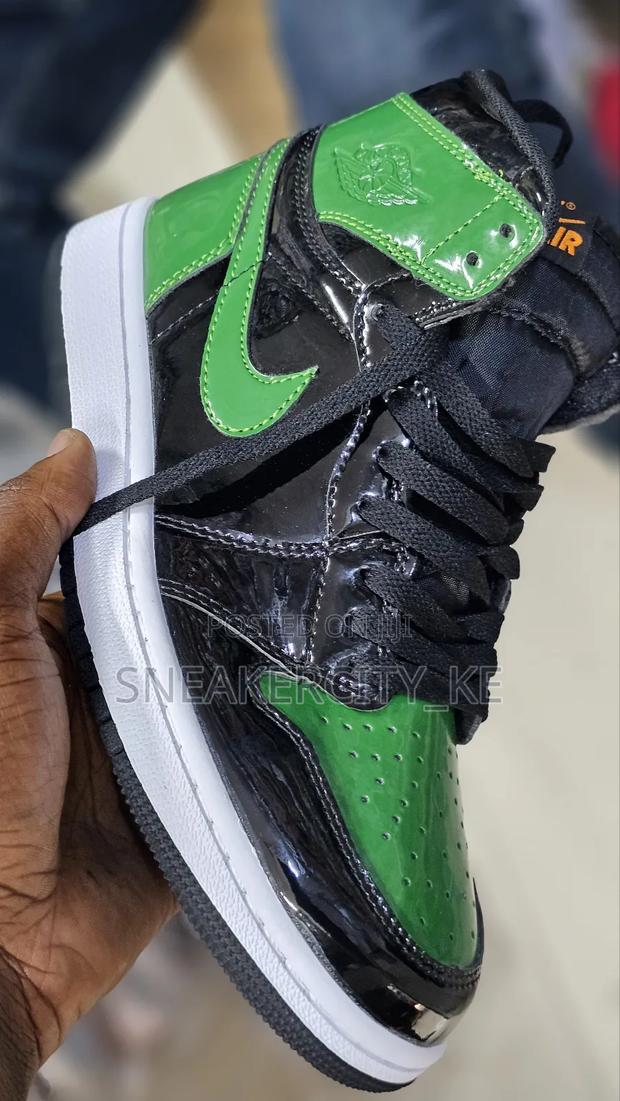 Air Jordan 1s - thumbnail 12