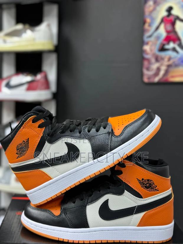 Air Jordan 1s - thumbnail 5