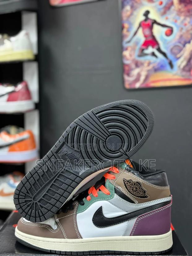 Air Jordan 1s - thumbnail 6