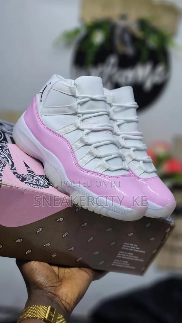 Pink Jordan 11 - thumbnail 3