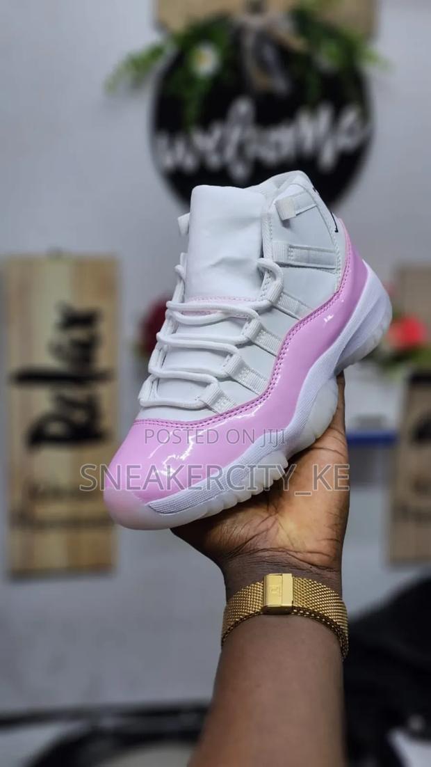 Pink Jordan 11 - thumbnail 4