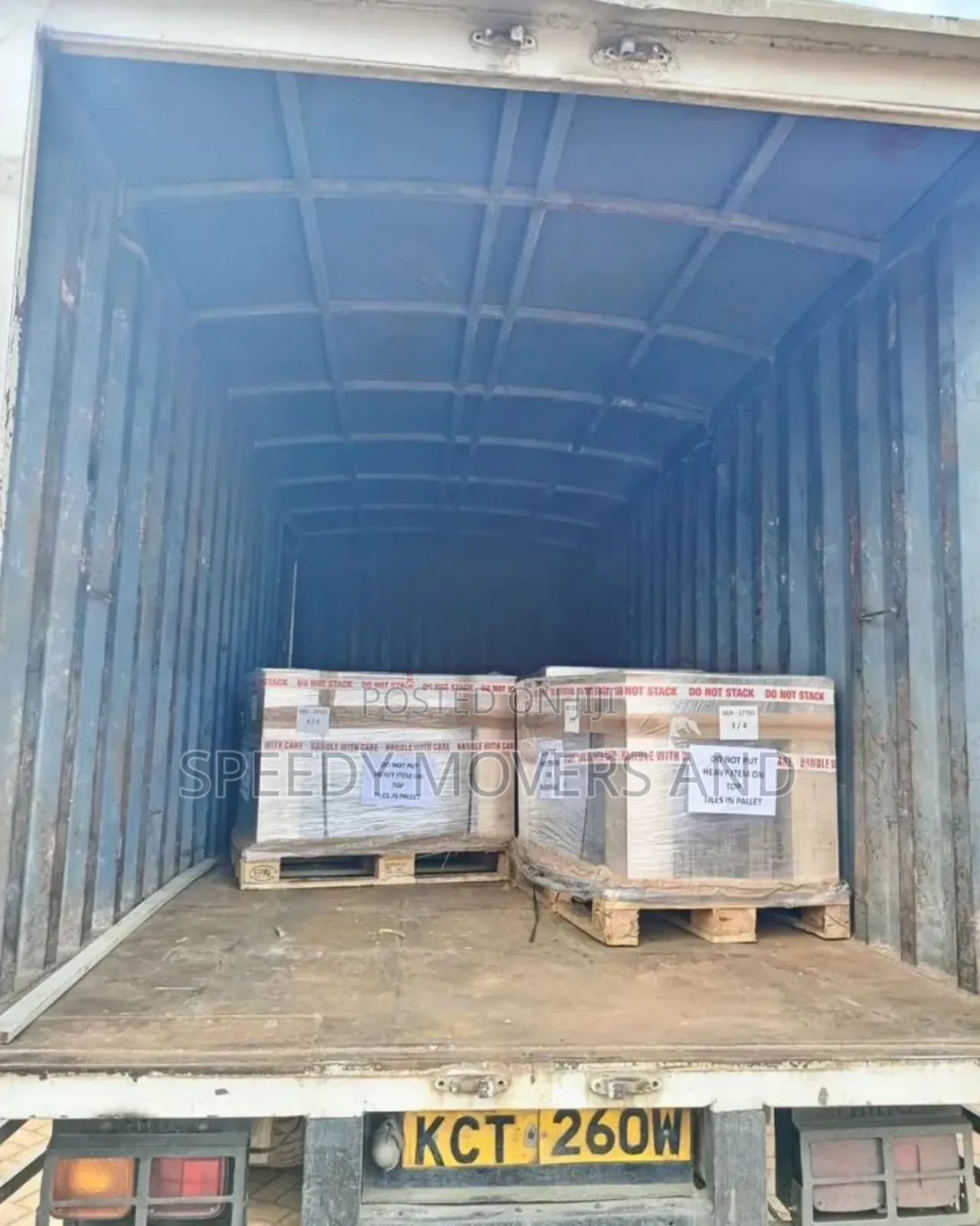 Lorry for Goods Delivery and Transportation Accessible