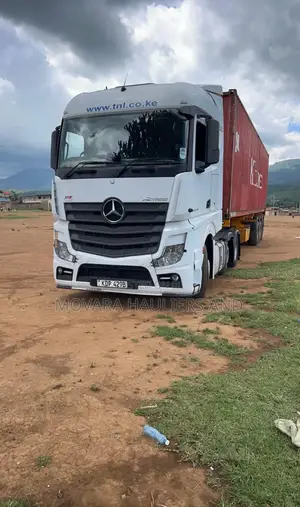 Containerized Trailer Accessible for Loose Cargo Transport