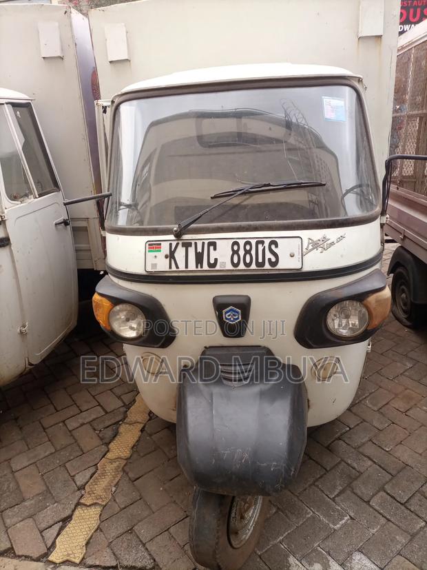 Piaggio 2022 White - main view