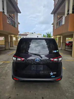 Toyota Sienta 1.5 Hybrid FWD 2018 Black
