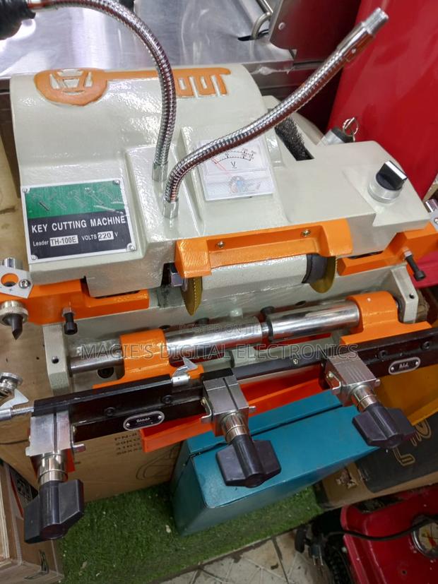 Highly Adaptable Medium Key Cutting Machine - main view