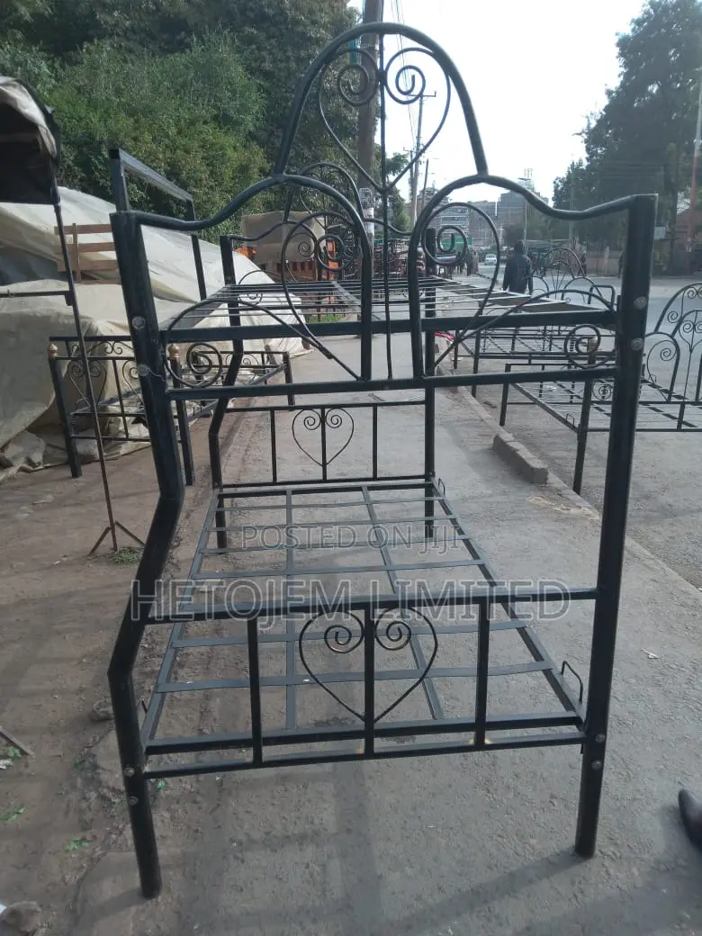 Kumi Na Nne Supuu Bed Metal
