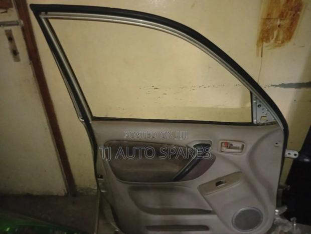 Rav4 J 2005 Front Left Door - main view