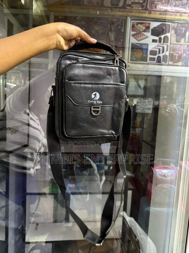 Black Unisex Shoulder Leather Bags Well Partitioned