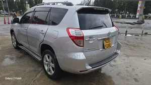 Toyota Vanguard 2010 Silver