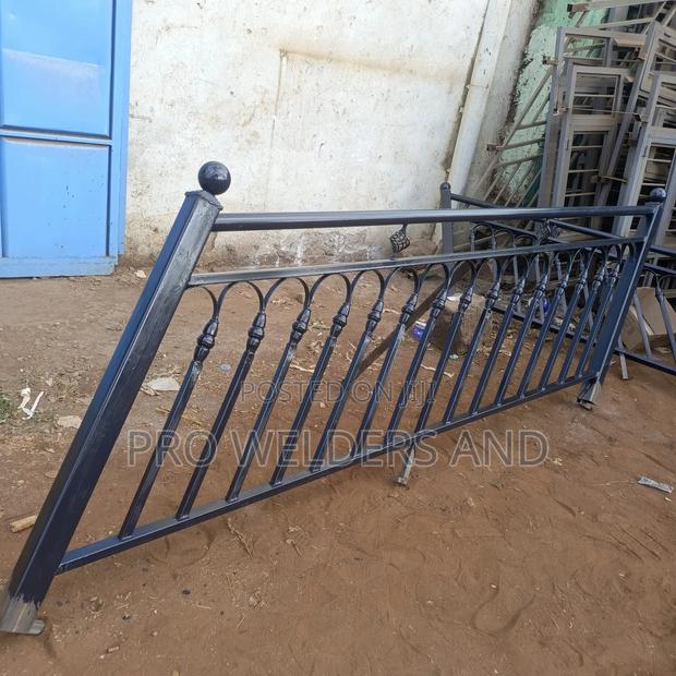 "Stylish Steel Staircase Railings – Strong Modern Look!"