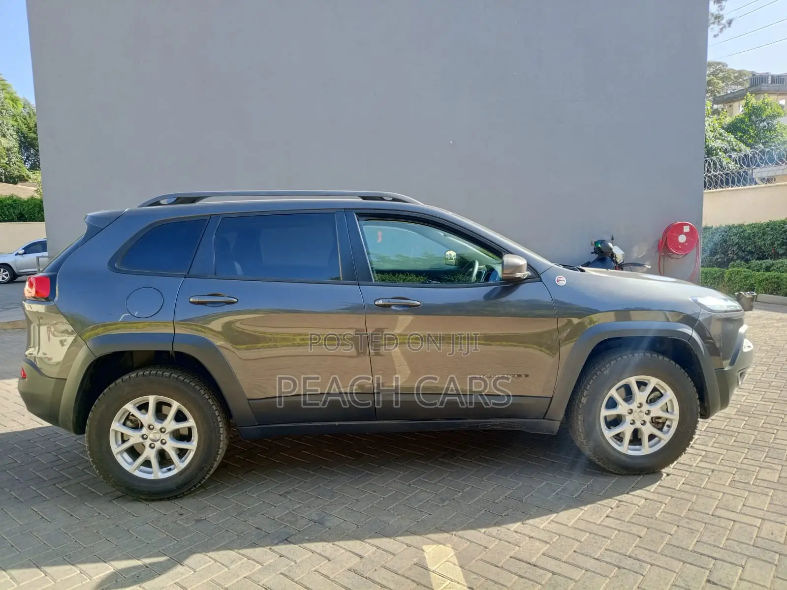 Jeep Cherokee Latitude 4dr SUV (2.4L 4cyl 9A) 2015 Gray