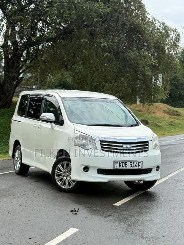 Toyota Voxy 2014 White