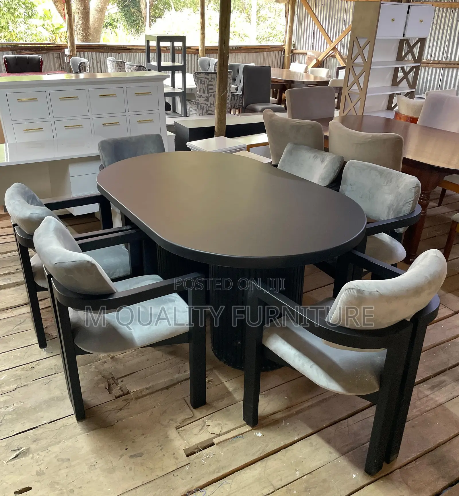 A Dining Set That Blends Sleek Aesthetic and Design