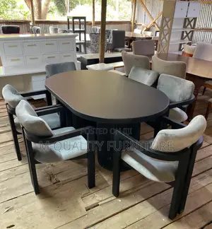 A Dining Set That Blends Sleek Aesthetic and Design