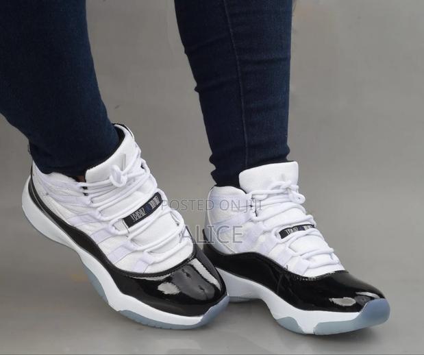 Air Jordan 11 - thumbnail 3