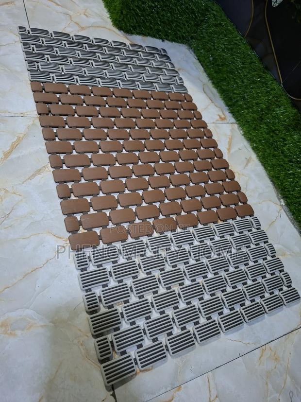 Antislip Floor Bath Mats Available - thumbnail 2