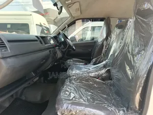 Toyota HiAce 2019 White