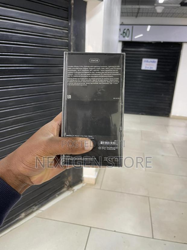New Apple iPhone 11 Pro 256 GB Gold - thumbnail 2