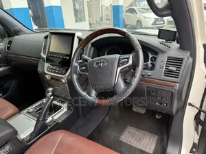 Toyota Land Cruiser 4.6 V8 ZX 2018 White