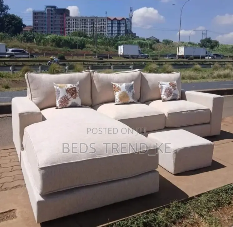 Soft Modular 6 Seater Corner Sofa With a Puff